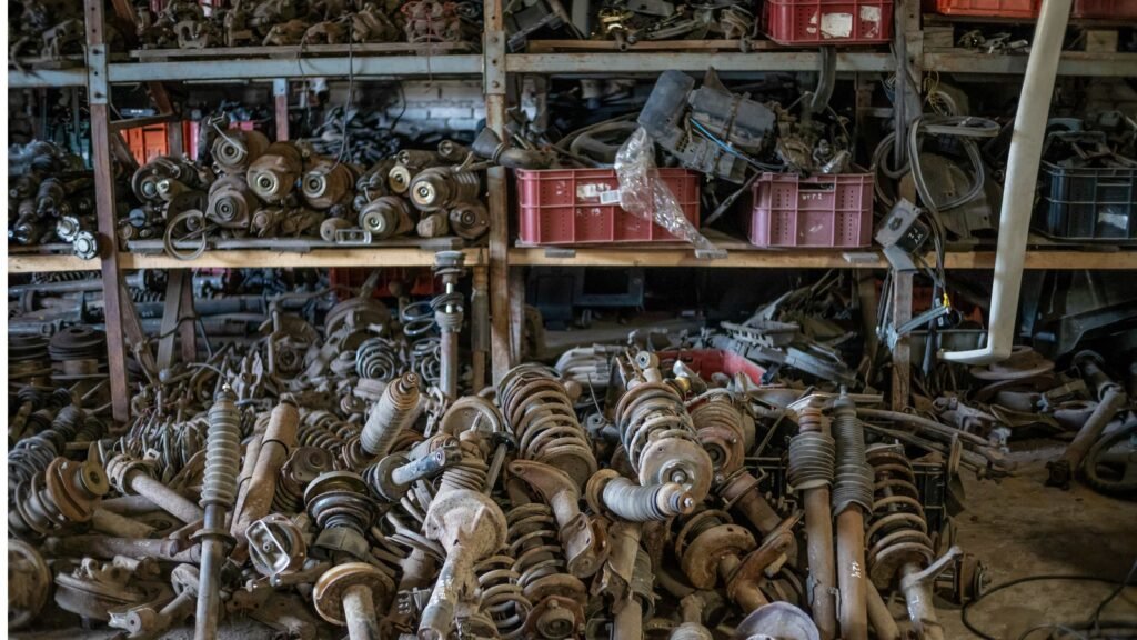 Entrepôt plein de pièces automobiles usagées